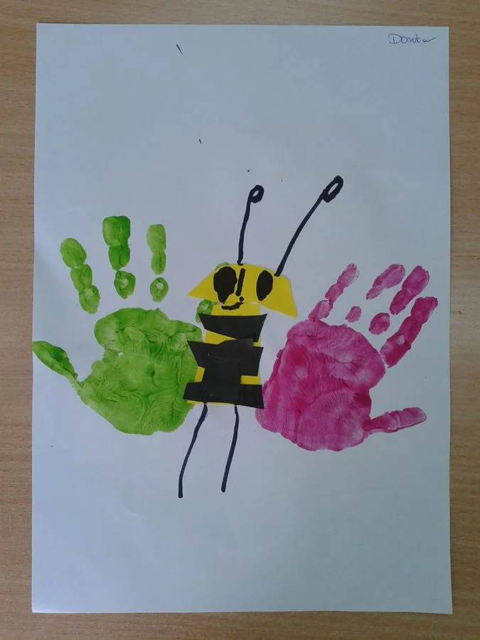 Praca plastyczna: Pszczółki z odrysowanej dłoni