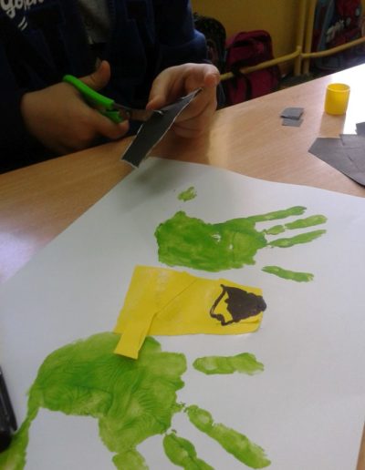 Praca plastyczna: Pszczółki z odrysowanej dłoni 13