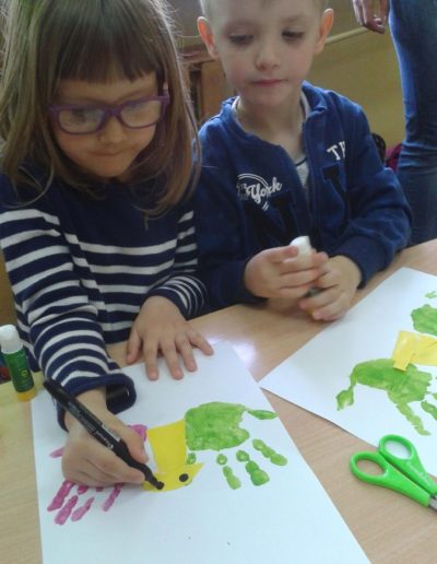 Praca plastyczna: Pszczółki z odrysowanej dłoni 2