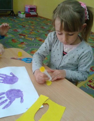 Praca plastyczna: Pszczółki z odrysowanej dłoni 3