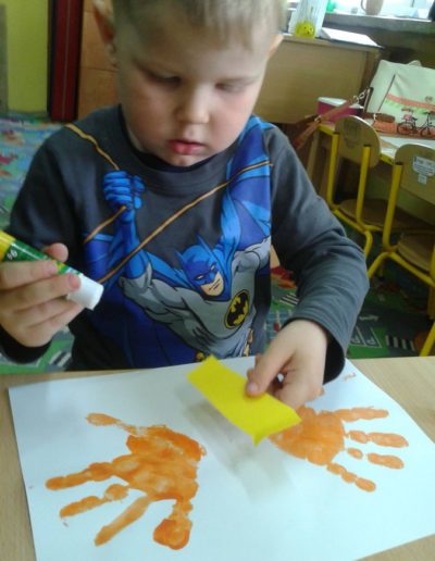 Praca plastyczna: Pszczółki z odrysowanej dłoni 7