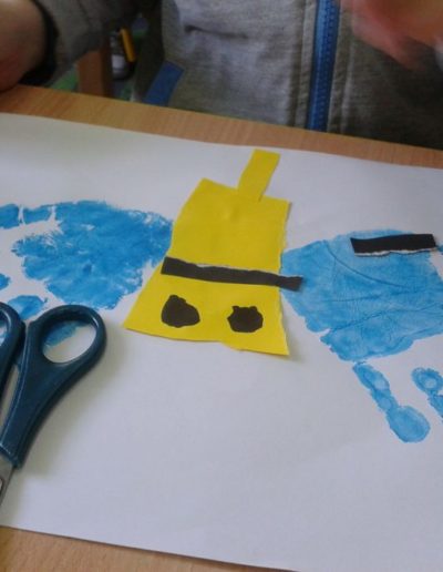 Praca plastyczna: Pszczółki z odrysowanej dłoni 9