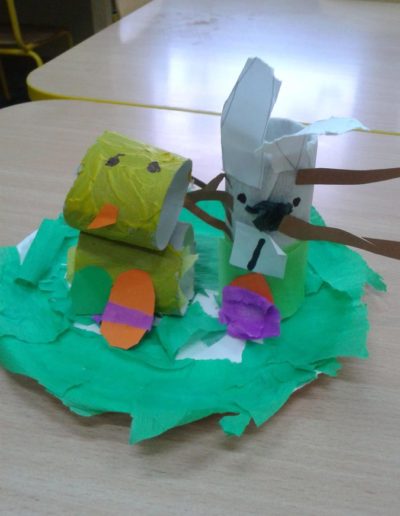 Praca plastyczna: Wielkanocne stroiki - papierowe talerzyki 10