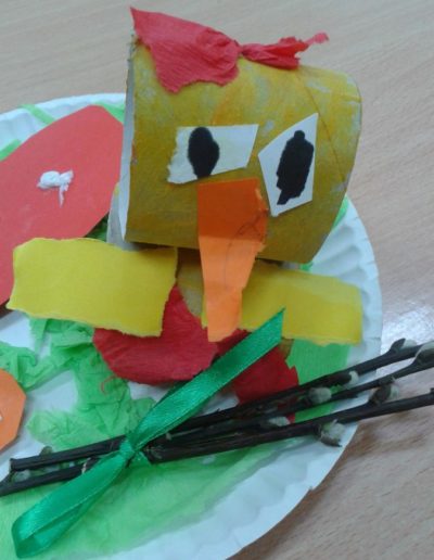 Praca plastyczna: Wielkanocne stroiki - papierowe talerzyki 11