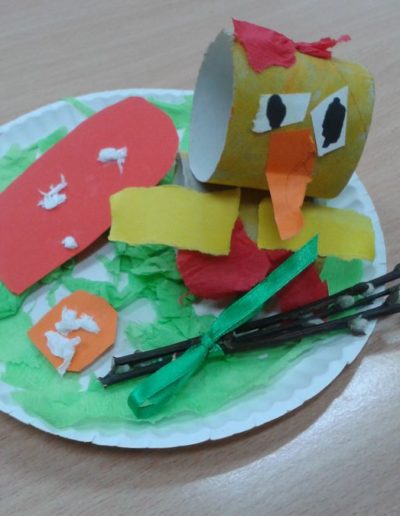 Praca plastyczna: Wielkanocne stroiki - papierowe talerzyki 2