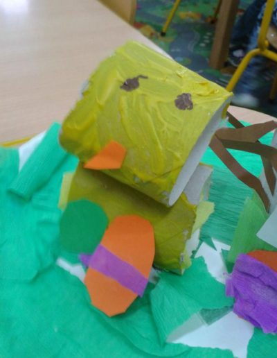 Praca plastyczna: Wielkanocne stroiki - papierowe talerzyki 6