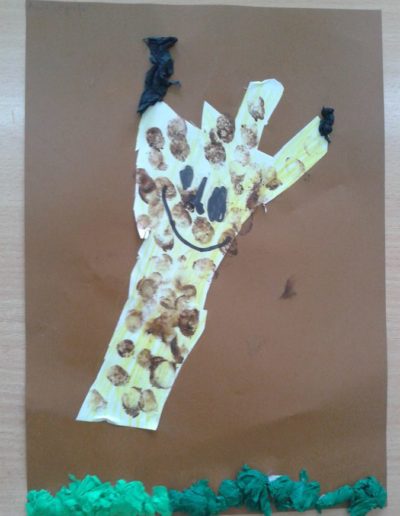 Praca plastyczna: Żyrafa z odrysowanej rączki 1