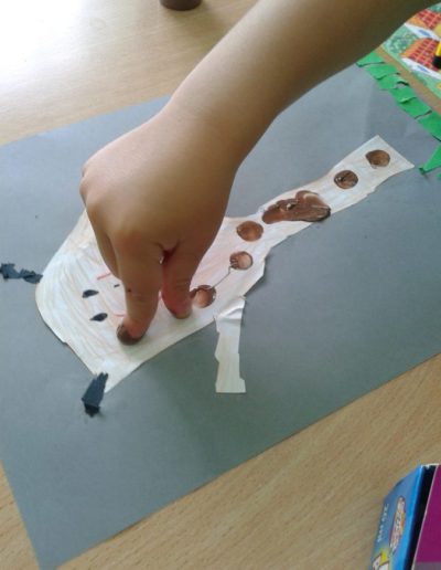 Praca plastyczna: Żyrafa z odrysowanej rączki 10