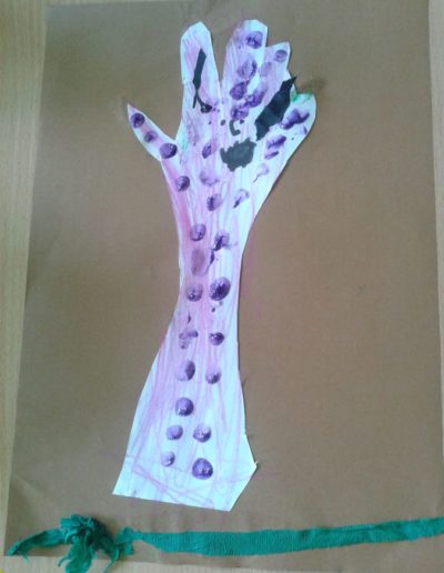 Praca plastyczna: Żyrafa z odrysowanej rączki 11