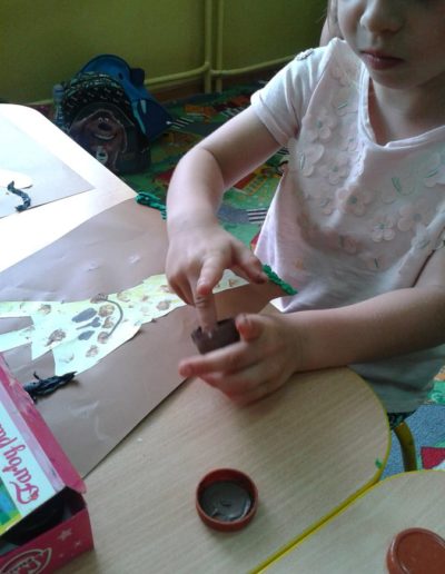 Praca plastyczna: Żyrafa z odrysowanej rączki 12