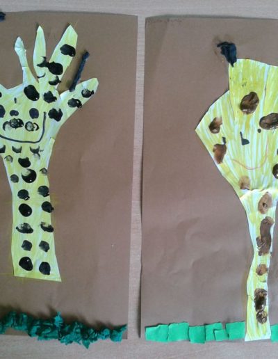 Praca plastyczna: Żyrafa z odrysowanej rączki 13