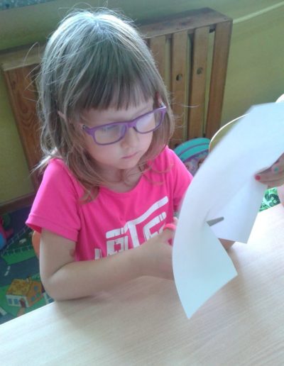 Praca plastyczna: Żyrafa z odrysowanej rączki 2