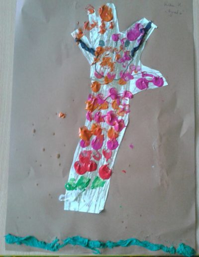 Praca plastyczna: Żyrafa z odrysowanej rączki 3