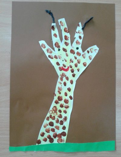 Praca plastyczna: Żyrafa z odrysowanej rączki 4