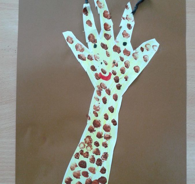 Praca plastyczna: Żyrafa z odrysowanej rączki