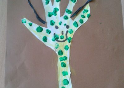 Żyrafa z odrysowanej rączki Marlena Wrońska Prace plastyczne Prace plastyczne (Dzień Zwierząt) Światowy Dzień Zwierząt Zwierzęta (Prace plastyczne) 