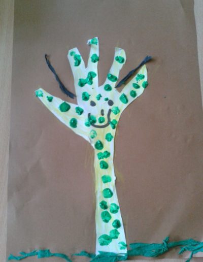 Praca plastyczna: Żyrafa z odrysowanej rączki 5