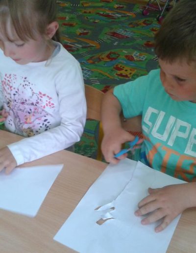 Praca plastyczna: Żyrafa z odrysowanej rączki 7