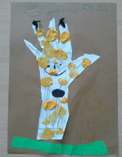 Praca plastyczna: Żyrafa z odrysowanej rączki 8