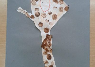 Praca plastyczna: Żyrafa z odrysowanej rączki