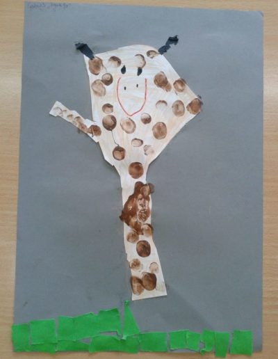 Praca plastyczna: Żyrafa z odrysowanej rączki 9