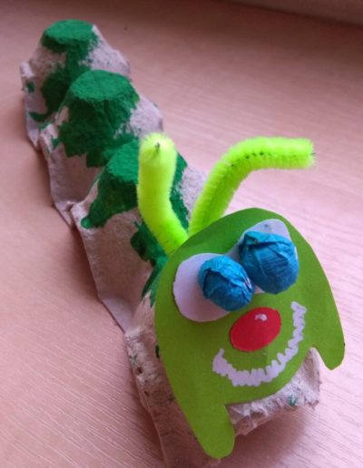 Praca plastyczna: Gąsienice z wytłaczanki do jajek 1