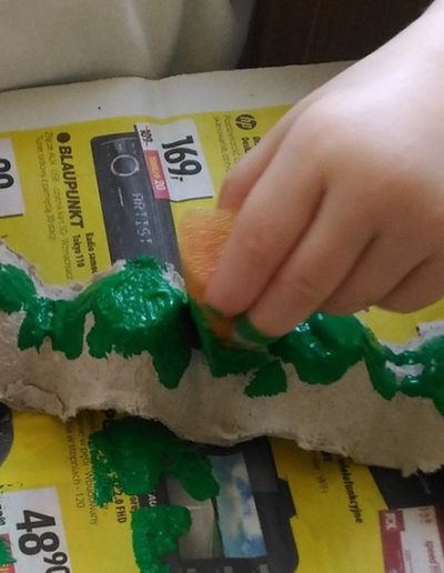 Praca plastyczna: Gąsienice z wytłaczanki do jajek 4