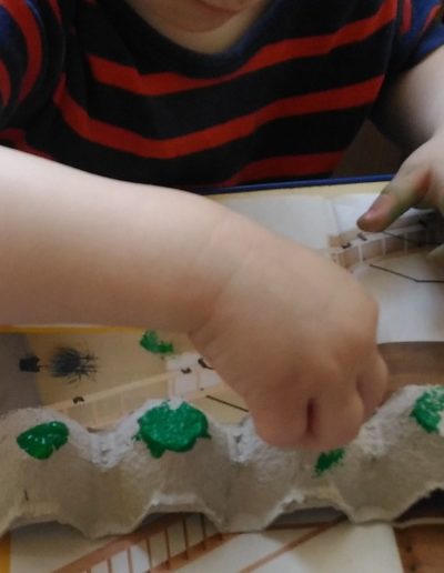 Praca plastyczna: Gąsienice z wytłaczanki do jajek 5