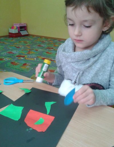 Praca plastyczna: Kosmos z bibuły 10