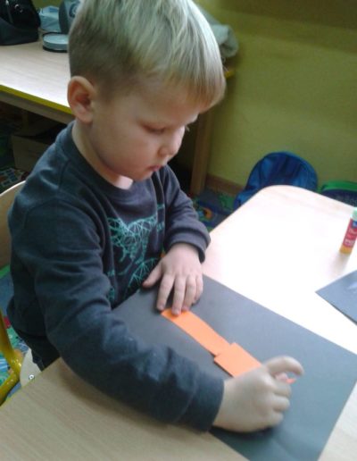 Praca plastyczna: Kosmos z bibuły 5