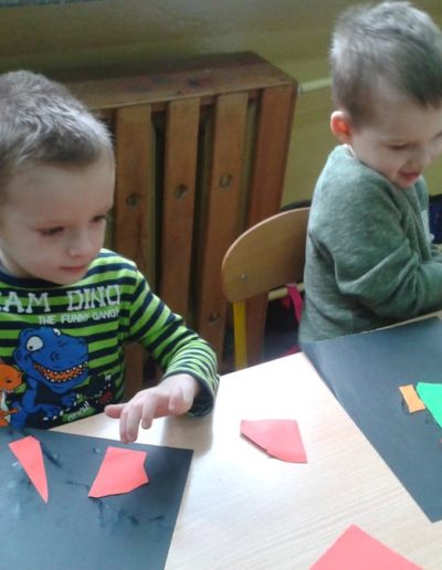 Praca plastyczna: Kosmos z bibuły 6