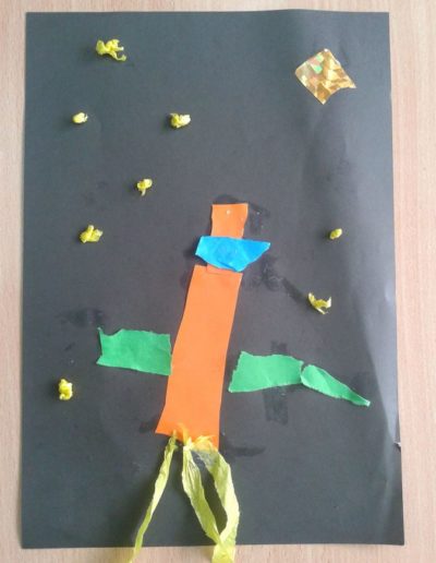 Praca plastyczna: Kosmos z bibuły 8