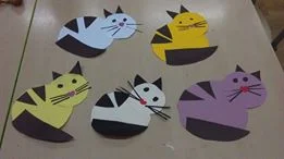 Praca plastyczna: Koty z kształtów
