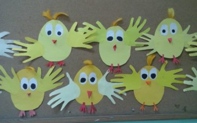 Praca plastyczna: Kurczaczki ze skrzydełkami z odrysowanych rączek