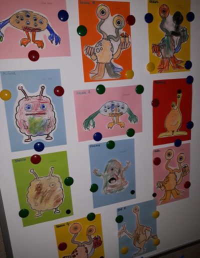 Praca plastyczna: Ufoludek kolorowany suchymi pastelami 2