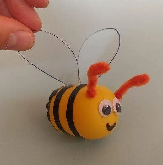 Praca plastyczna: Pszczoły z opakowań po kinder jajkach
