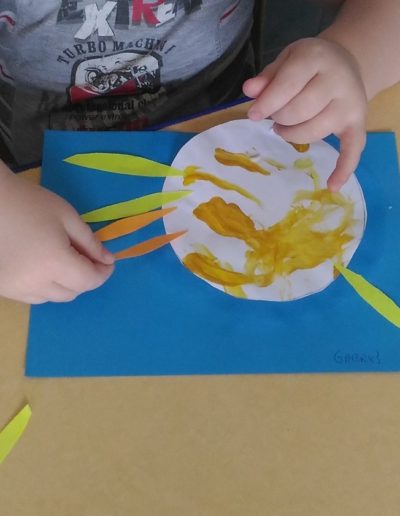 Praca plastyczna: Słońce farbami malowane 34