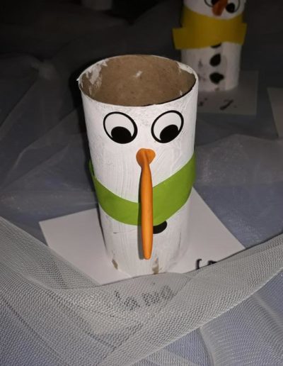 Praca plastyczna: Śniegowe Bałwanki na rolce po papierze toaletowym 1