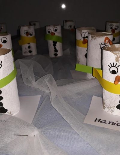 Praca plastyczna: Śniegowe Bałwanki na rolce po papierze toaletowym 3