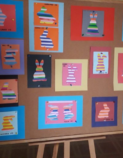 Praca plastyczna: Wielkanocny zajączek w kolorowe paski 1