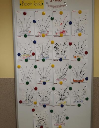 Praca plastyczna: Bazie kotki stemplowane paluszkami 1