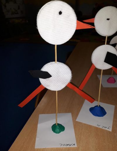 Praca plastyczna: Bocian z płatków kosmetycznych 1