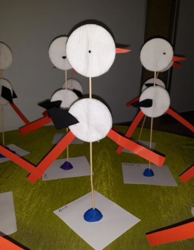 Praca plastyczna: Bocian z płatków kosmetycznych 4