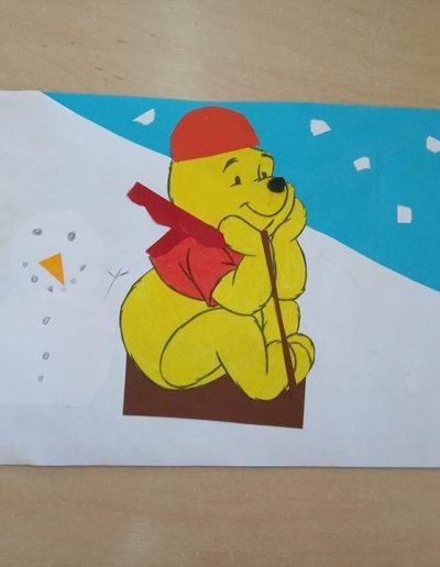 Praca plastyczna: Kubuś Puchatek w zimowej scenerii 2