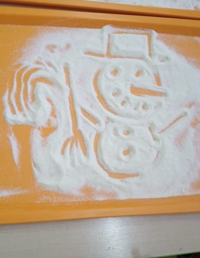 Praca plastyczna: Malowanie na kaszy mannie 1