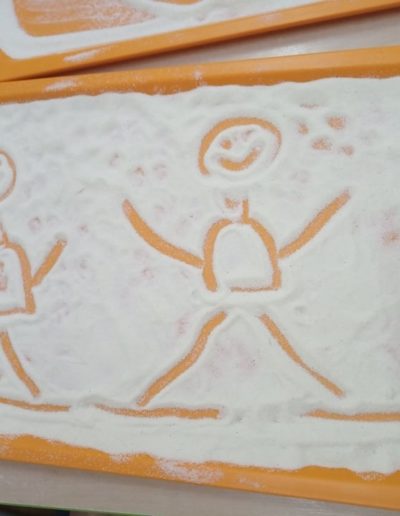 Praca plastyczna: Malowanie na kaszy mannie 2