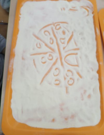 Praca plastyczna: Malowanie na kaszy mannie 3