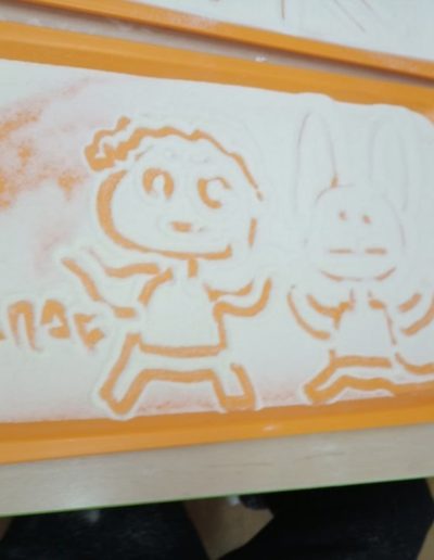 Praca plastyczna: Malowanie na kaszy mannie 4