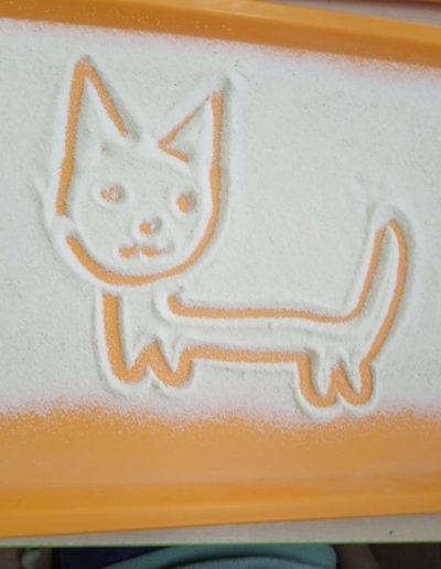 Praca plastyczna: Malowanie na kaszy mannie 5