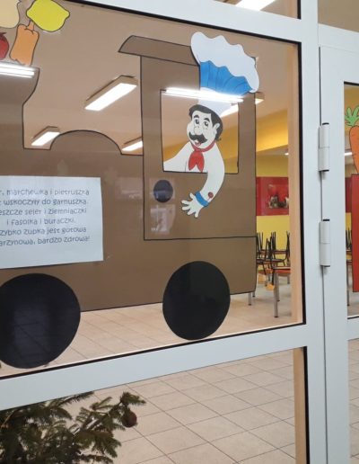 Praca plastyczna: Dekoracja wejścia do stołówki 6